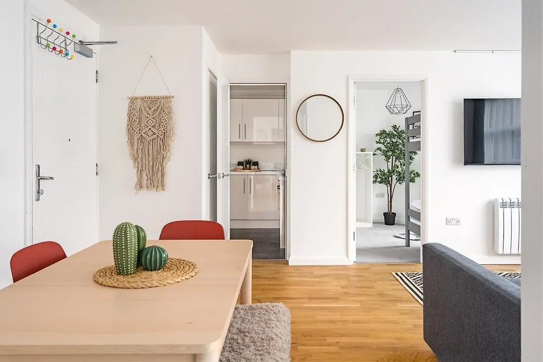 Contemporary City Centre Apartment With Parking Bath