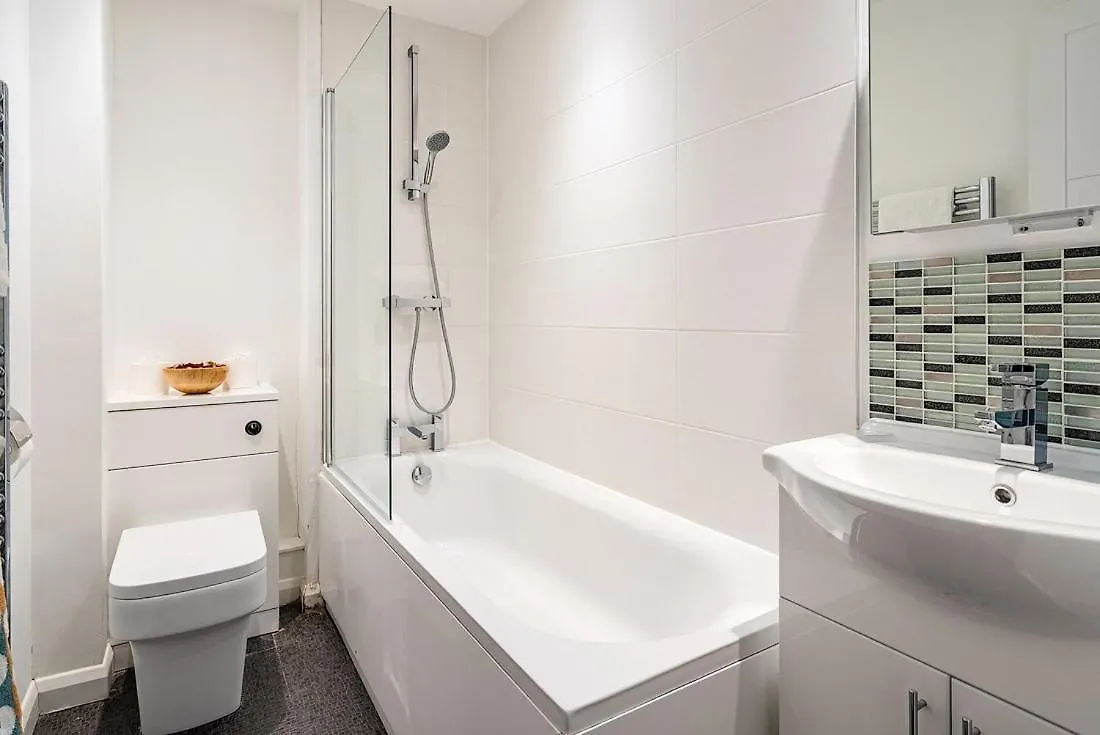 Contemporary City Centre Apartment With Parking Bath 0*,